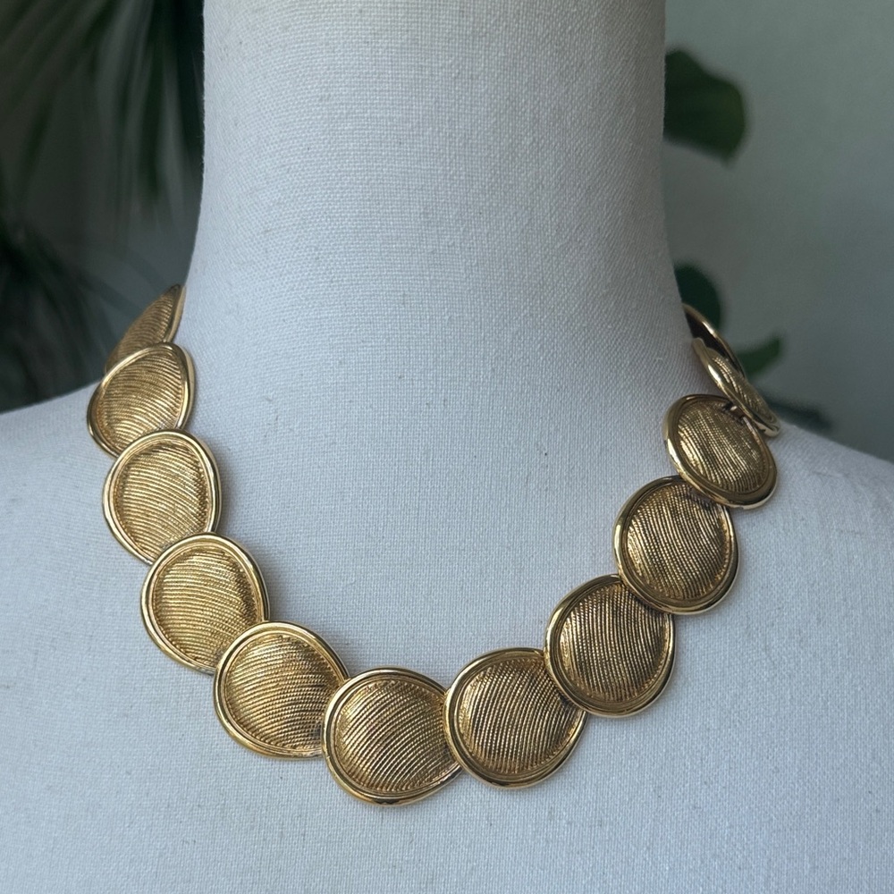 Galbani Sculpted Round Disc Collar Necklace in Gold